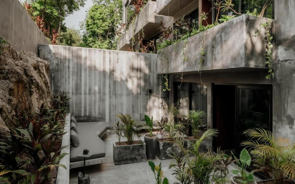 Barneys Ny Silver With Pool Apartment