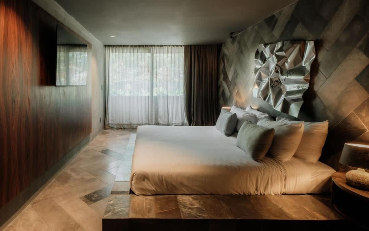 Barneys Ny Silver With Pool Apartment